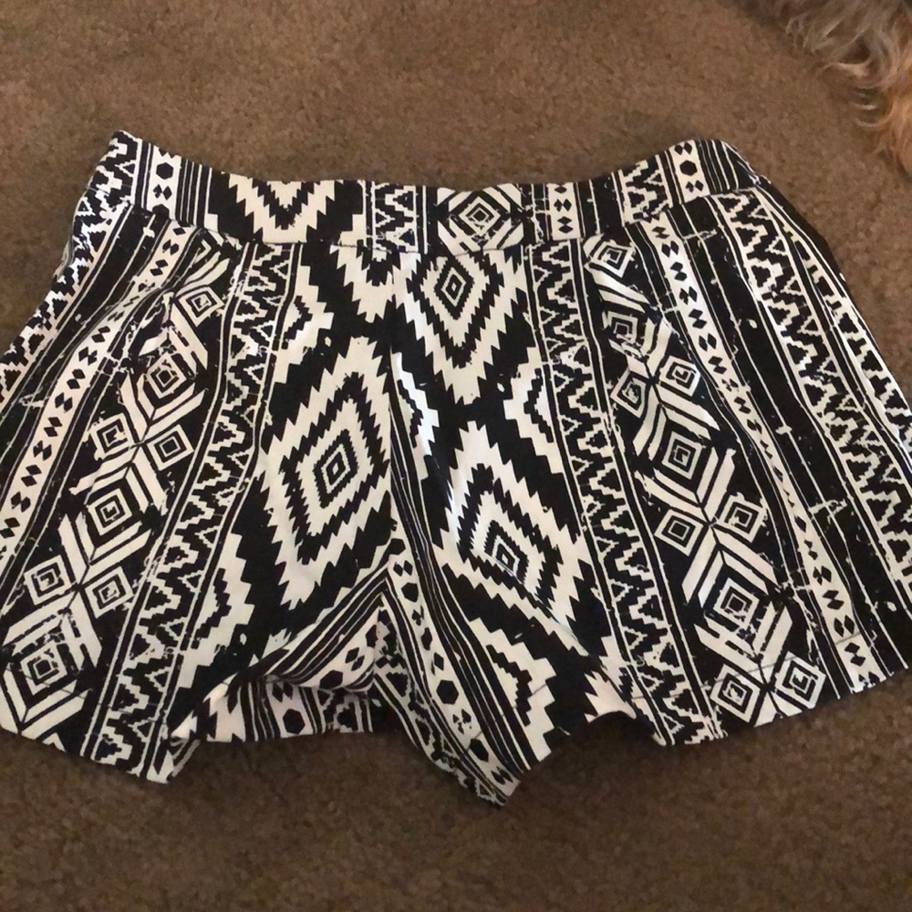 Black and white shorts - Picture 2 of 2